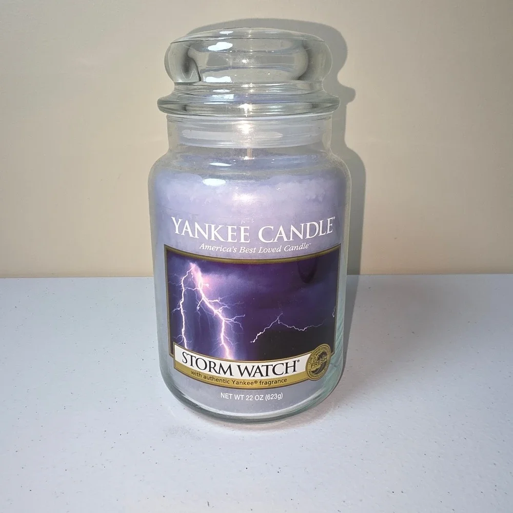Yankee Candle Storm Watch Large Jar Scented Candle 22 oz Purple Glass Lid 115457
